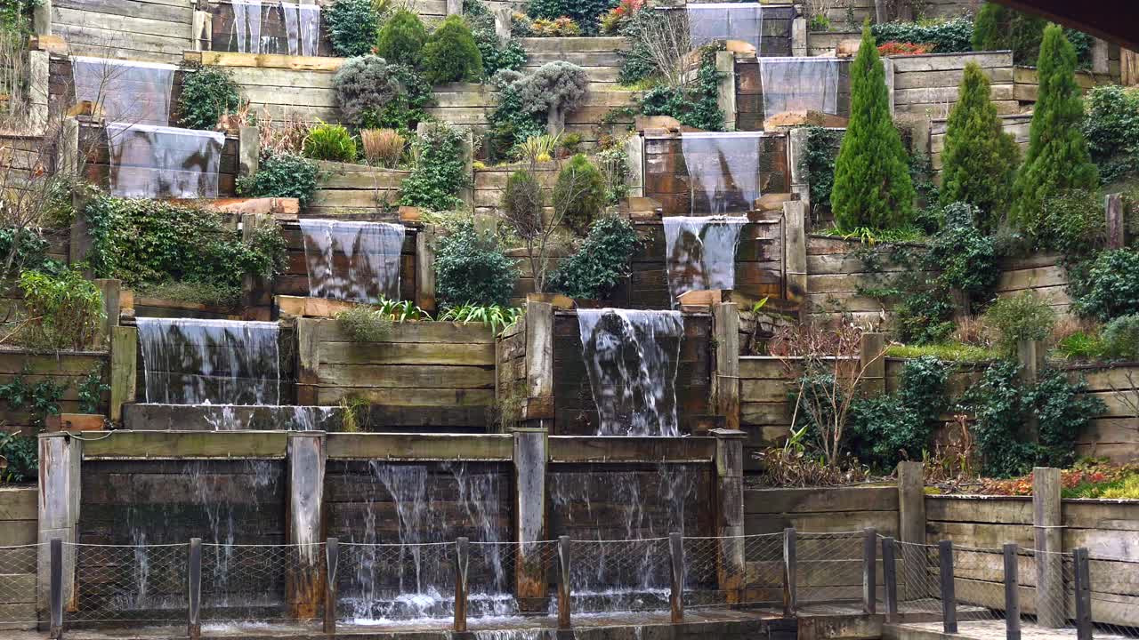 jardín de cascadas en terrazas de madera