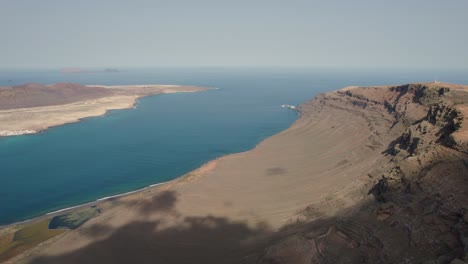 Vuelo-De-Drones-A-Lo-Largo-De-Los-Majestuosos-Picos-De-Las-Montañas,-Isla-Graciosa,-Lanzarote,-Islas-Canarias