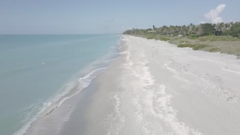 Disparo-De-Drones-Volando-Sobre-La-Playa-De-Arena-Vacía-En-La-Isla-De-Sanibel-En-Florida