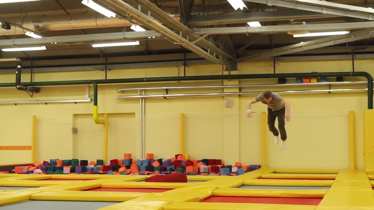 점프 하는 사람 들 이 있는 실내 트램폴린 공원