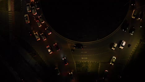 tráfico nocturno moviéndose en perfecto orden en la rotonda