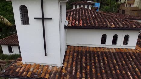 Eine-Von-Bäumen-Umgebene-Kirche-In-Der-Stadt-Mit-Einer-Struktur-Im-Klassischen-Kolonialstil