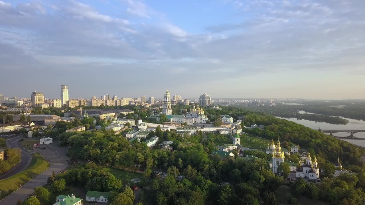 vista aérea del monasterio ortodoxo ucraniano lavra de kiev-pechersk