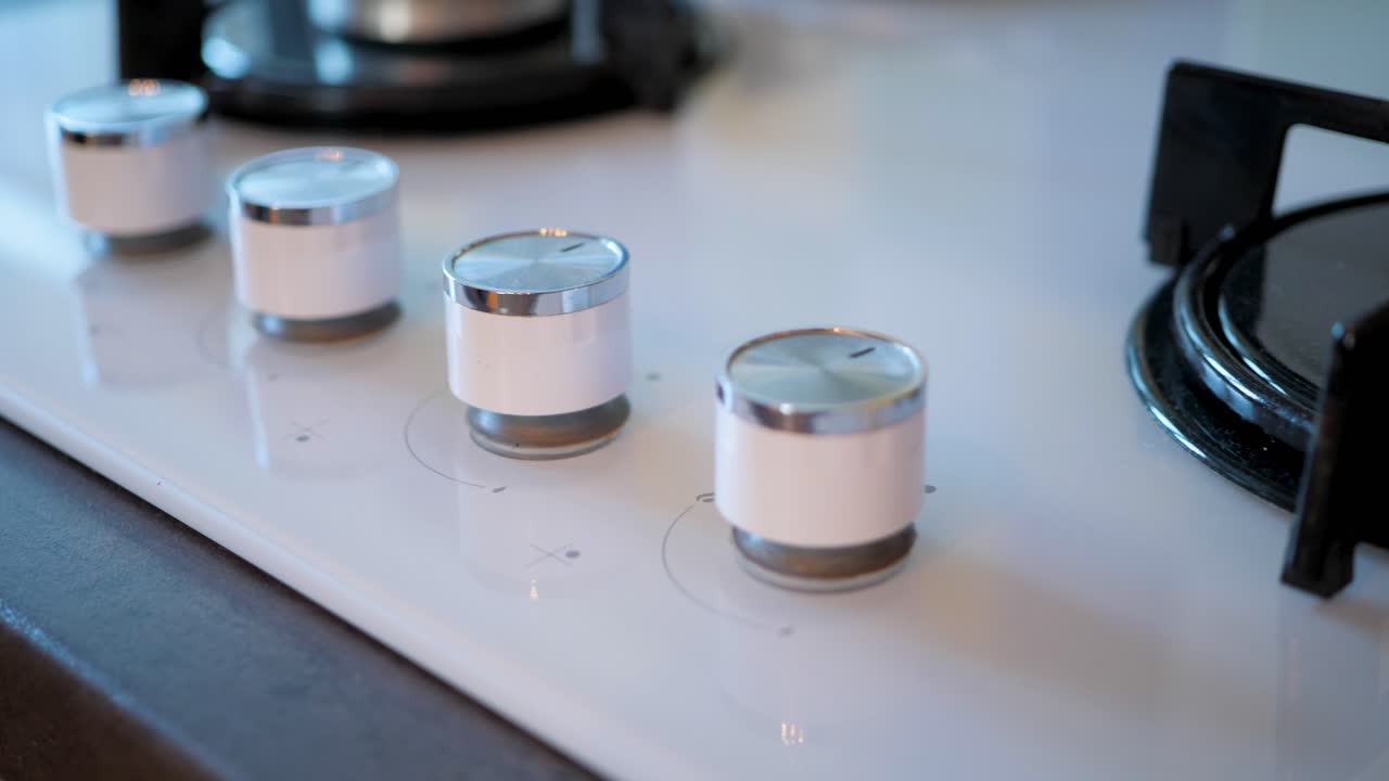 현대 부엌에 있는 새로운 오븐 손잡이의 느린 슬라이더 샷, 4k