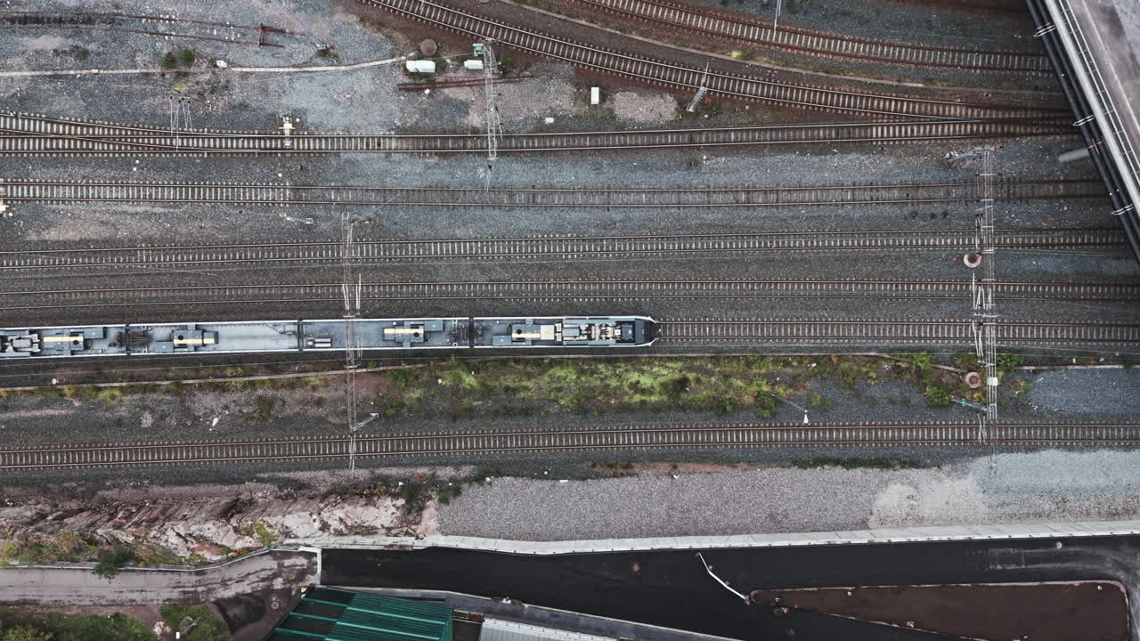 핀란드 헬싱키 의 파실라 에서 왼쪽 에서 오른쪽 으로 가는 느린 열차 와 기관차 의 상단  ⁇