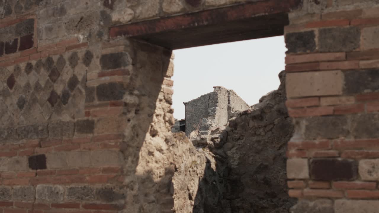Exploring the Ruins of Pompeii: A Glimpse into the Past