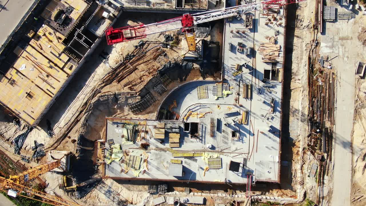 sitio de construcción de edificios altos. gran grúa de torre industrial con cielo azul y paisaje urbano en el fondo. balance de peso de placas de hormigón. contrapeso. vista aérea de drones. desarrollo de la ciudad de la metrópolis