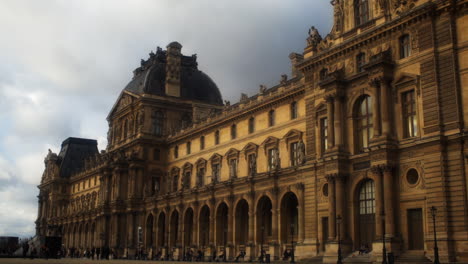 Goldene-Farbe-Des-Louvre-Museums