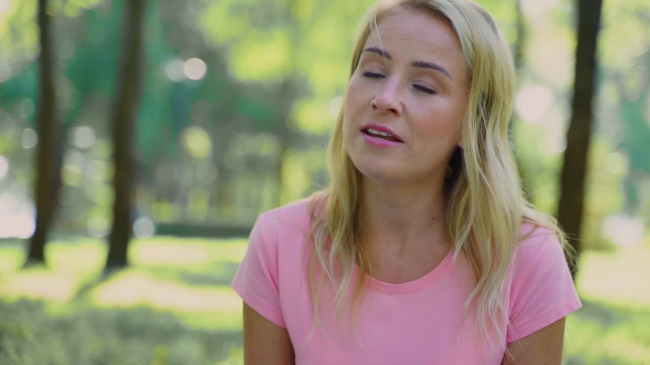 женщина, спорящая на улице, разочарованная и печальная