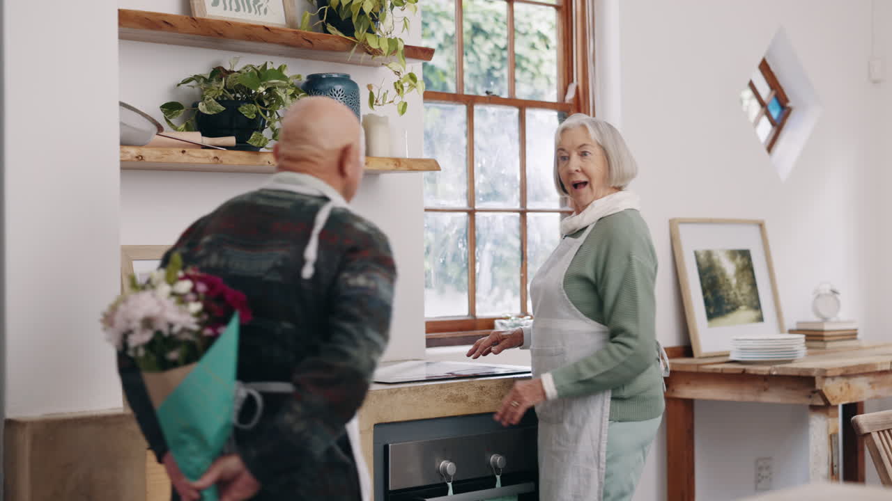 노인 부부, 생일 또는 놀라운 꽃