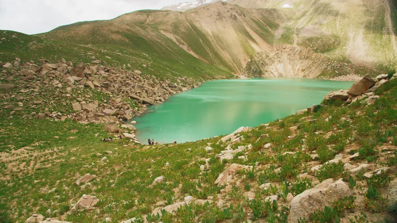 el lago arashan se encuentra a una altitud de 2.700 metros sobre el nivel del mar en uzbekistán.