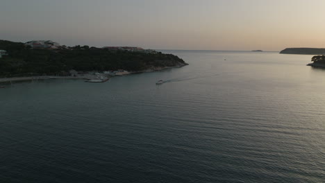 Drone-Aéreo-De-5k-Sobre-El-Océano-En-Calma-Con-Un-Barco-En-La-Entrada-Del-Puerto-De-Croacia-Al-Atardecer