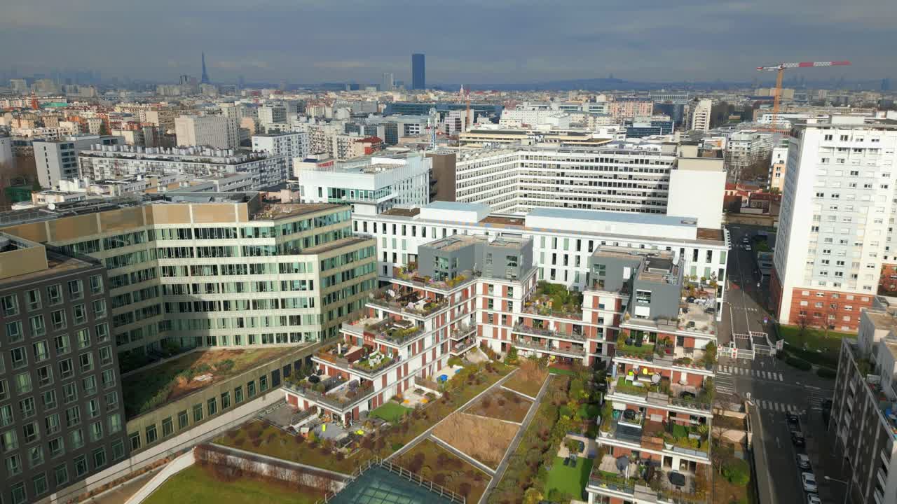 옥상 정원 이 있는 프랑스 의 유명 한 독창적 인 쇼핑 센터 인 la vache noire