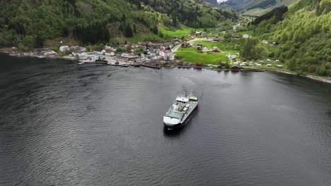 Eine-Atemberaubende-Luftaufnahme-Einer-Norwegischen-Fähre-Verließ-Das-Abgelegene-Dorf-Eidsdal-In-Der-Nähe-Von-Geiranger-Im-Westen-Norwegens