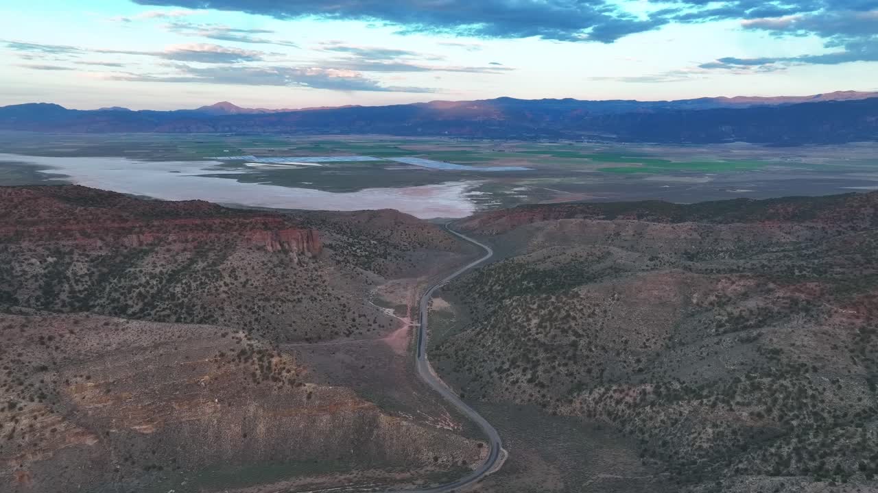carreteras de parowan gap en utah al atardecer - panorámica aérea