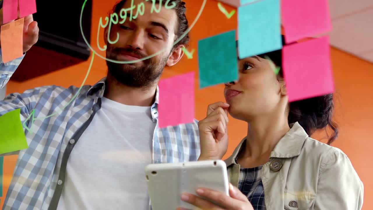 ejecutivos masculinos y femeninos discutiendo sobre notas adhesivas