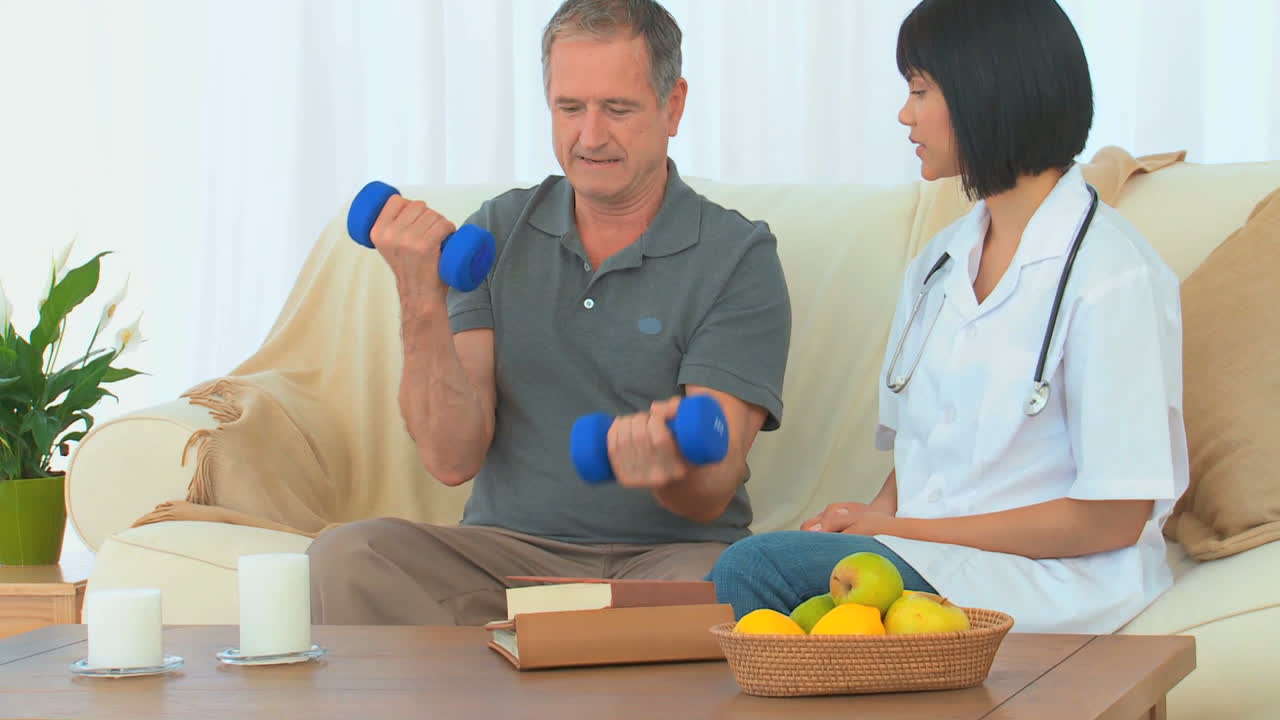 덤벨을 사용하는 환자