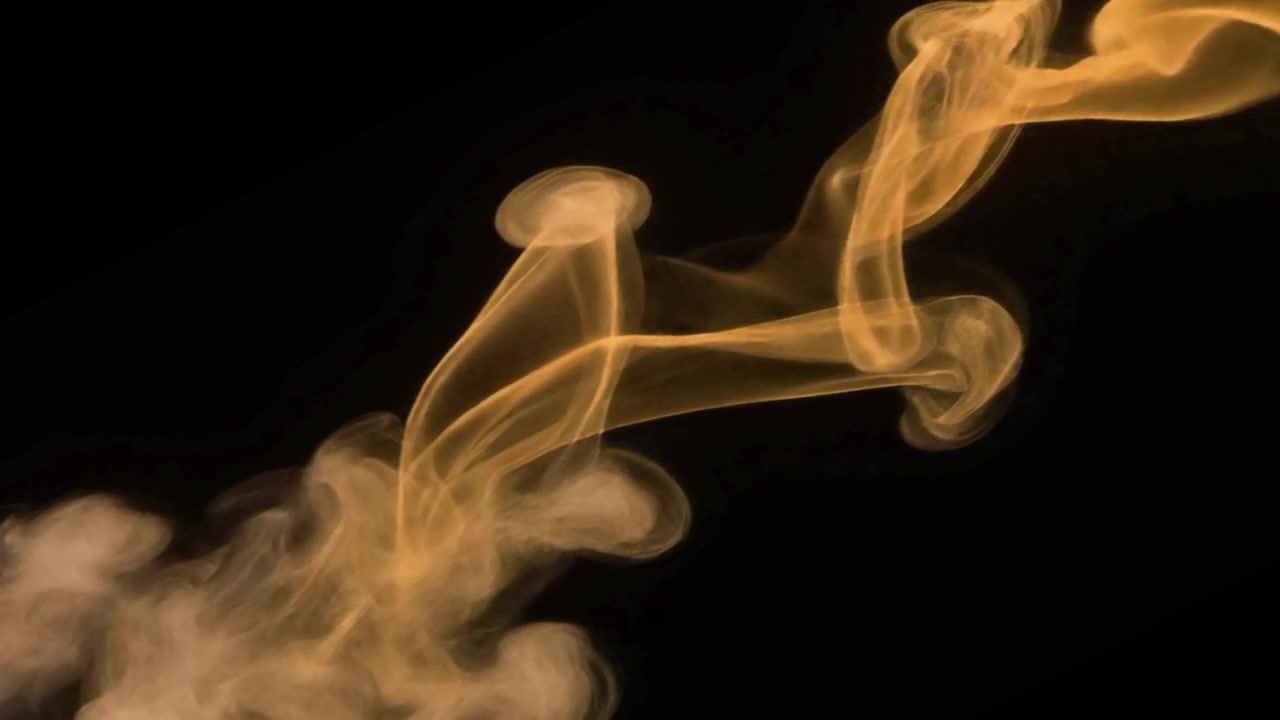 Fumo astratto dorato vorticante su sfondo nero