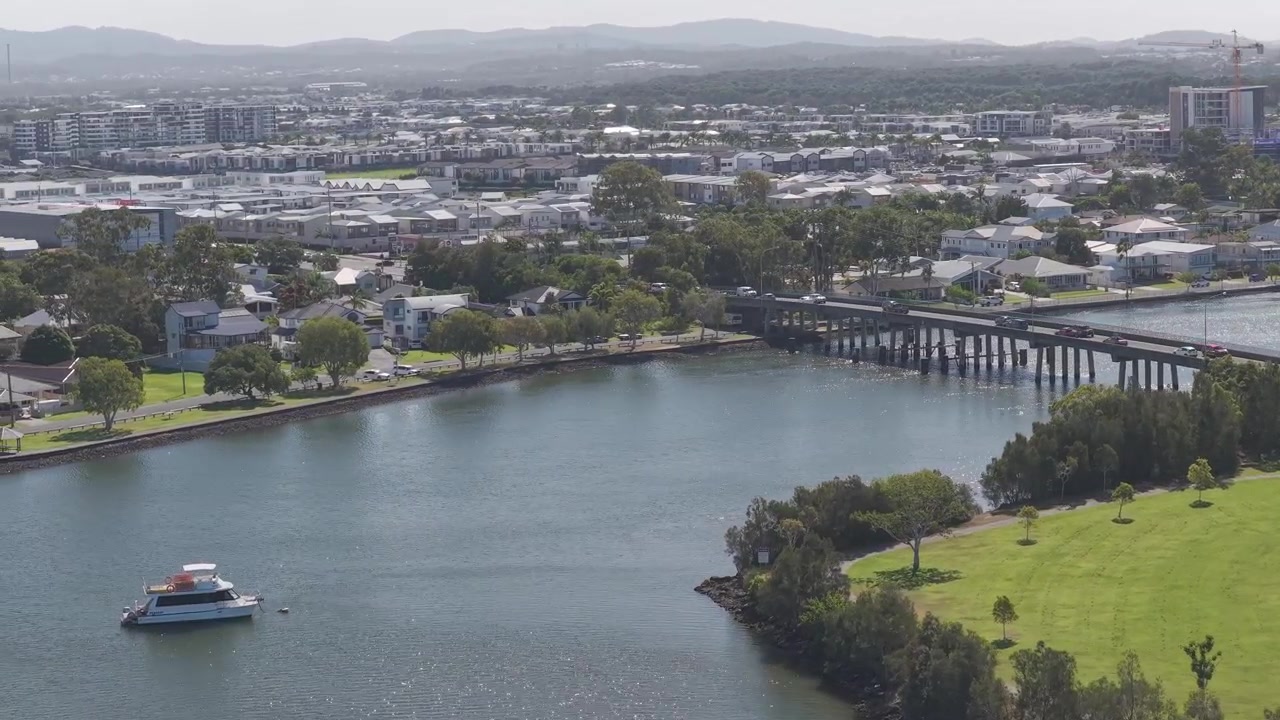 Perahu Rekreasi di Sungai Coombabah Dekat Taman Pulau Jabiru di Gold Coast, QLD, Australia. - Bidikan Udara.