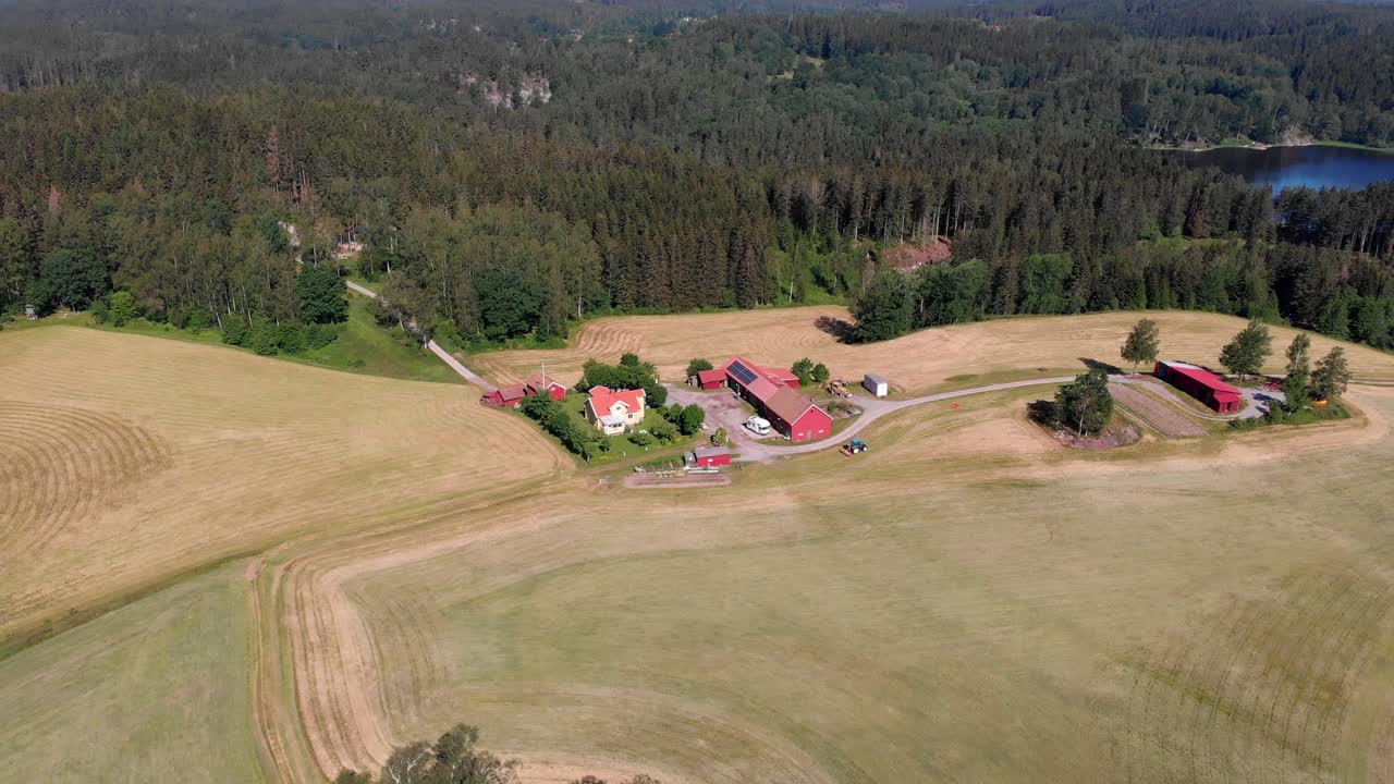 공중 - 스웨덴의 농장과 그 들판 위의 화창한 날, 역 와이드 샷 상승