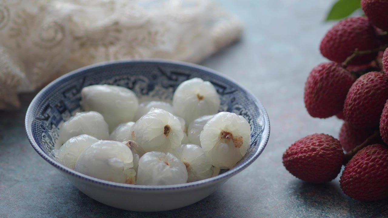 Litchi sbucciati in una ciotola decorativa