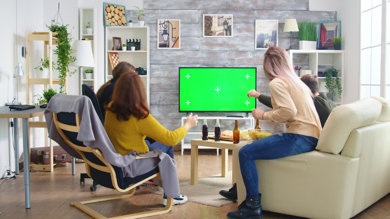 vista trasera de amigos cercanos con las manos en el aire