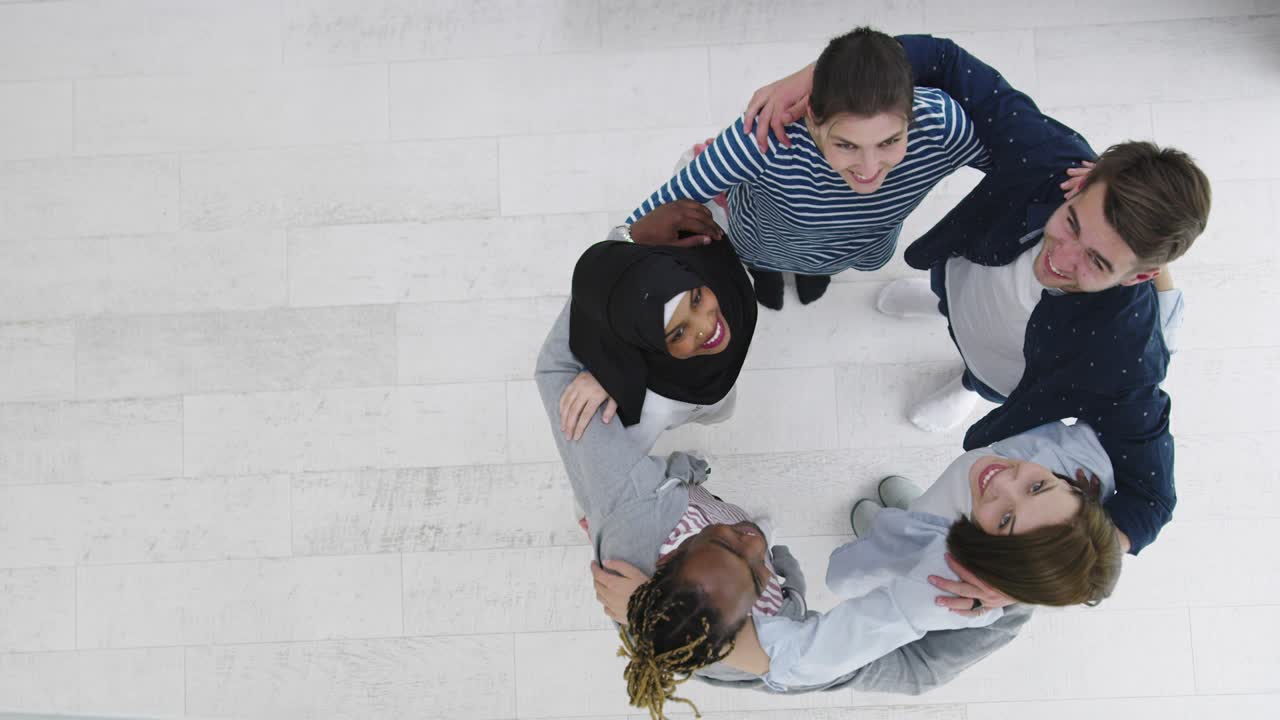 um grupo de jovens estudantes felizes mostrando unidade