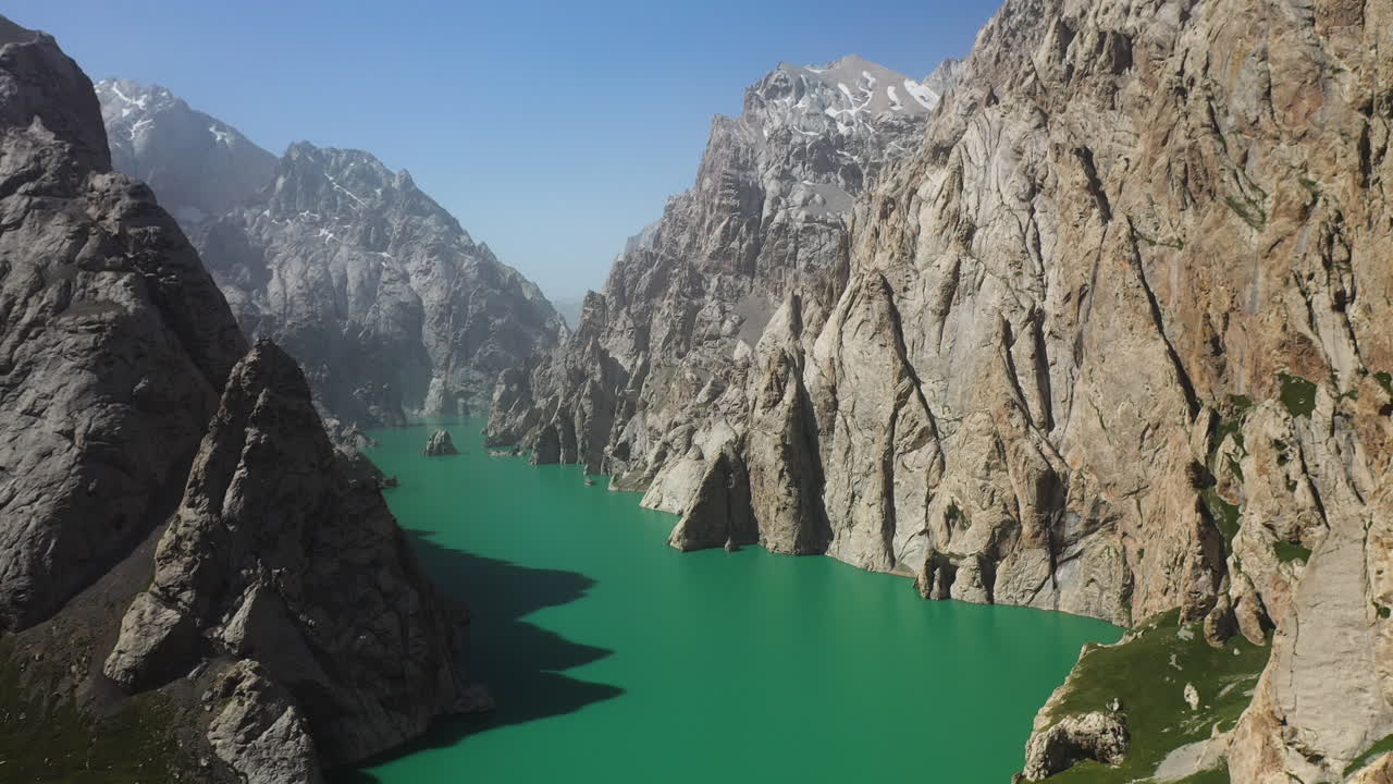 키르기스스탄의 켈수 호수로 큰 계곡을 통과하는 서사시 영화 공중 드론 샷