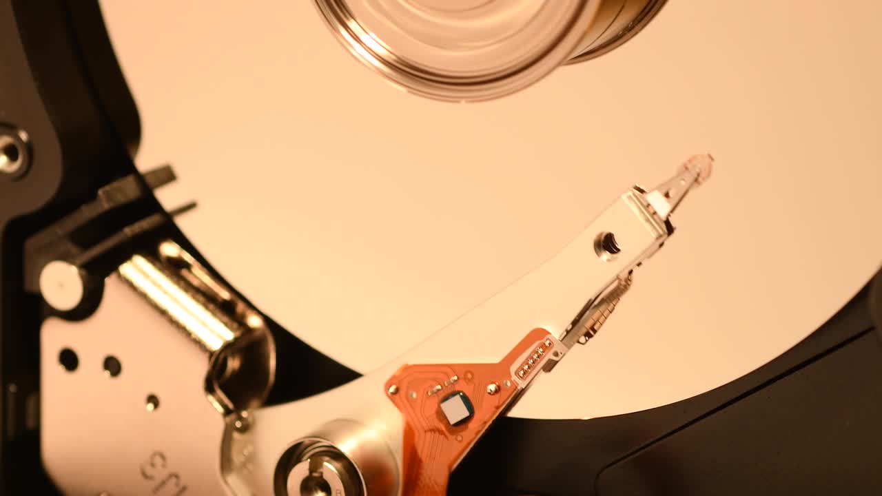 하드 디스크 드라이브: 하드 드라이브의 클로즈업, 데이터 읽기 및 쓰기