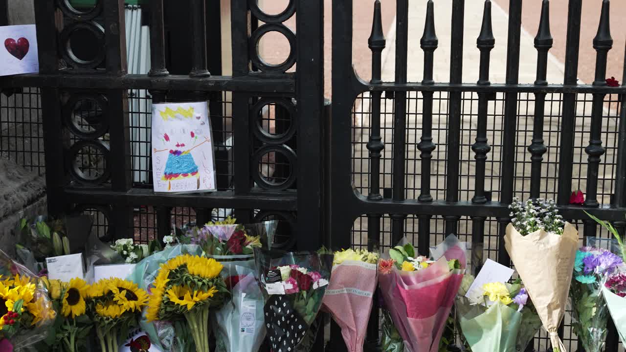 버킹엄 궁전 정문에서 여왕 폐하를 위한 꽃 공물