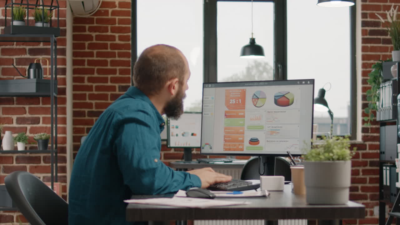 человек, работающий за компьютером в офисе