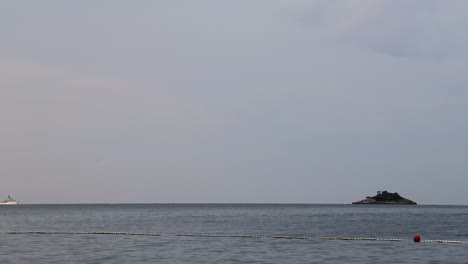 슬로우 모션으로 우울한 날에 크로아티아의 해안 경비대