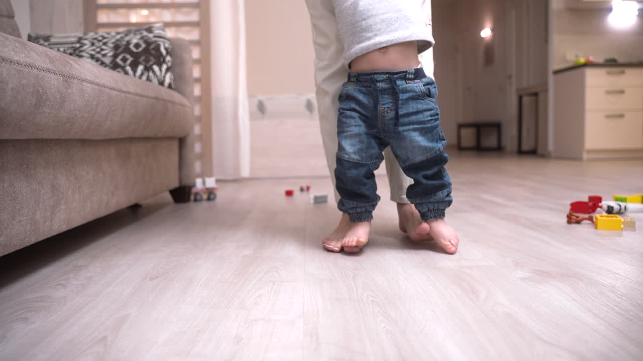 집 거실에서 아기와 놀고 있는 어머니