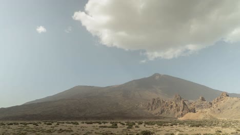 Majestuoso-Volcán-Teide-Con-Paisaje-Nublado-Y-Paisaje-Seco-En-Primer-Plano
