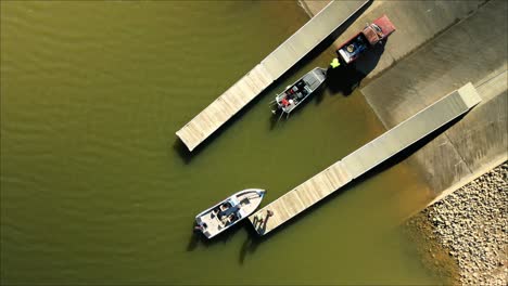 gente atracando el puerto deportivo de clarksville en clarksville