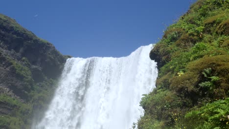 Hermosa-Cascada-De-Skógafoss-En-Islandia-Con-Pájaros,-4k