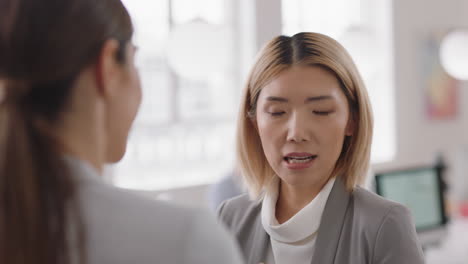 아름다운 아시아 사업가 여성이 고객과 채팅하고 미소 짓고 기업 파트너십을 개발하는 것을 즐기고 현대 사무실 작업 공간에서 프로젝트를 논의하고 있습니다.