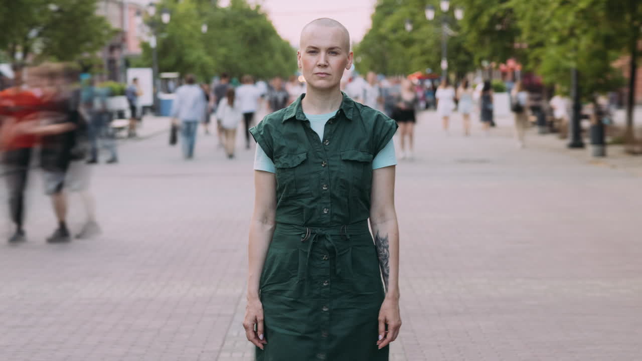 도시 거리에서  ⁇ 고 있는 여자