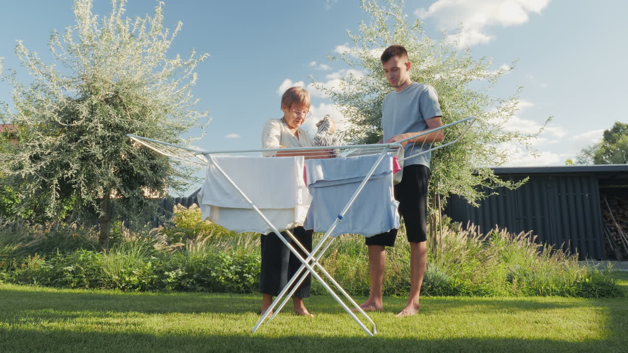 뒷마당에서 옷을 건조하는 가족