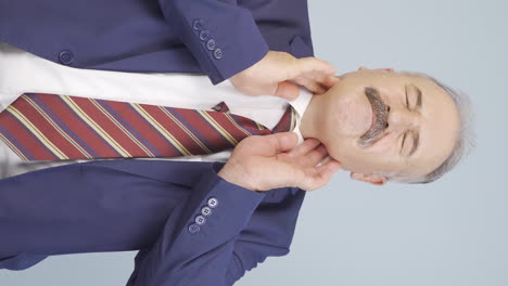 video vertical de un viejo hombre de negocios que sufre de dolor de garganta.