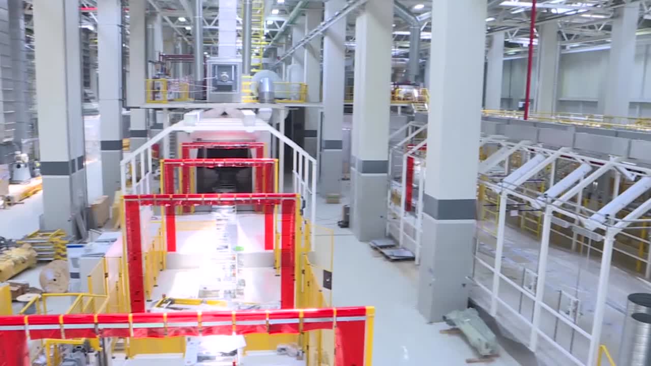 현대 제조 시설 내부