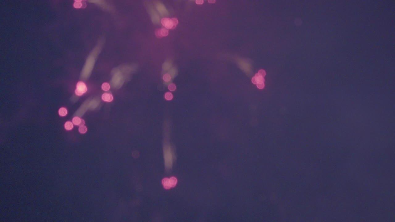 exhibición de fuegos artificiales en el cielo nocturno fuera de enfoque efecto tiro abstracto
