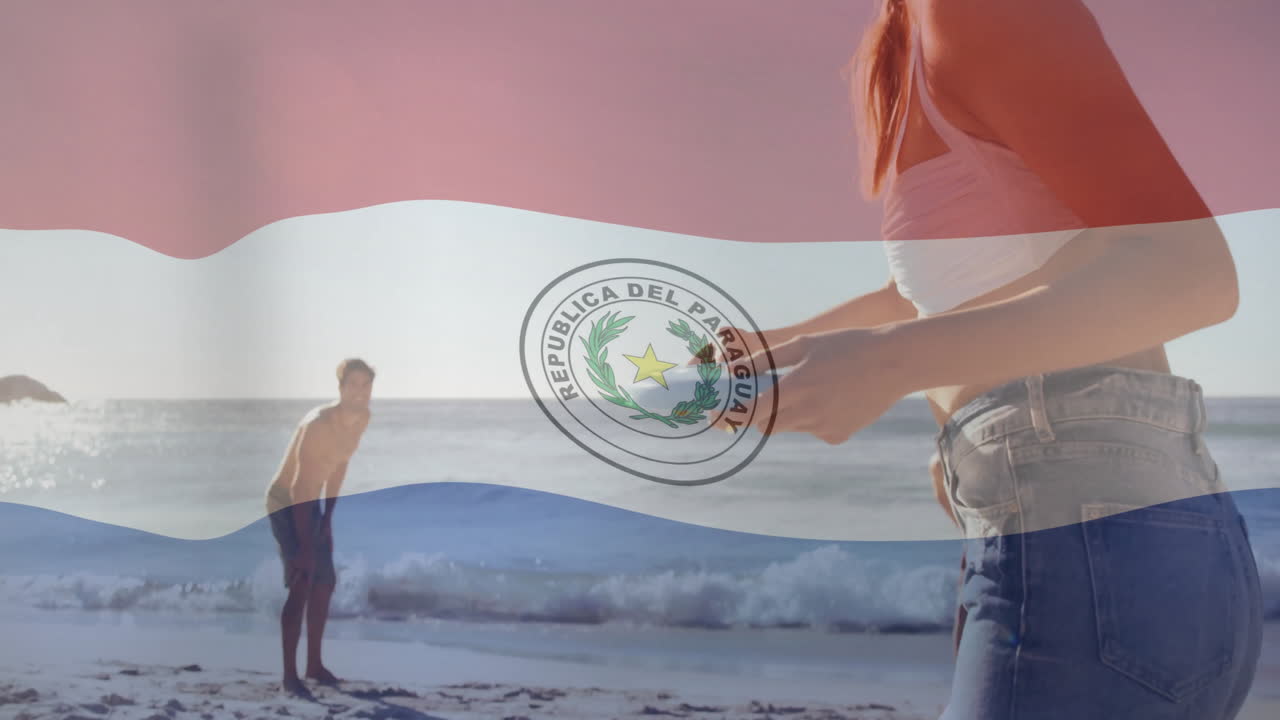 animación de la bandera de paraguay sobre personas que disfrutan de actividades en la playa
