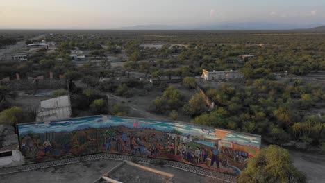 hermoso mural abandonado en medio del desierto en ciudad del maiz en mexico