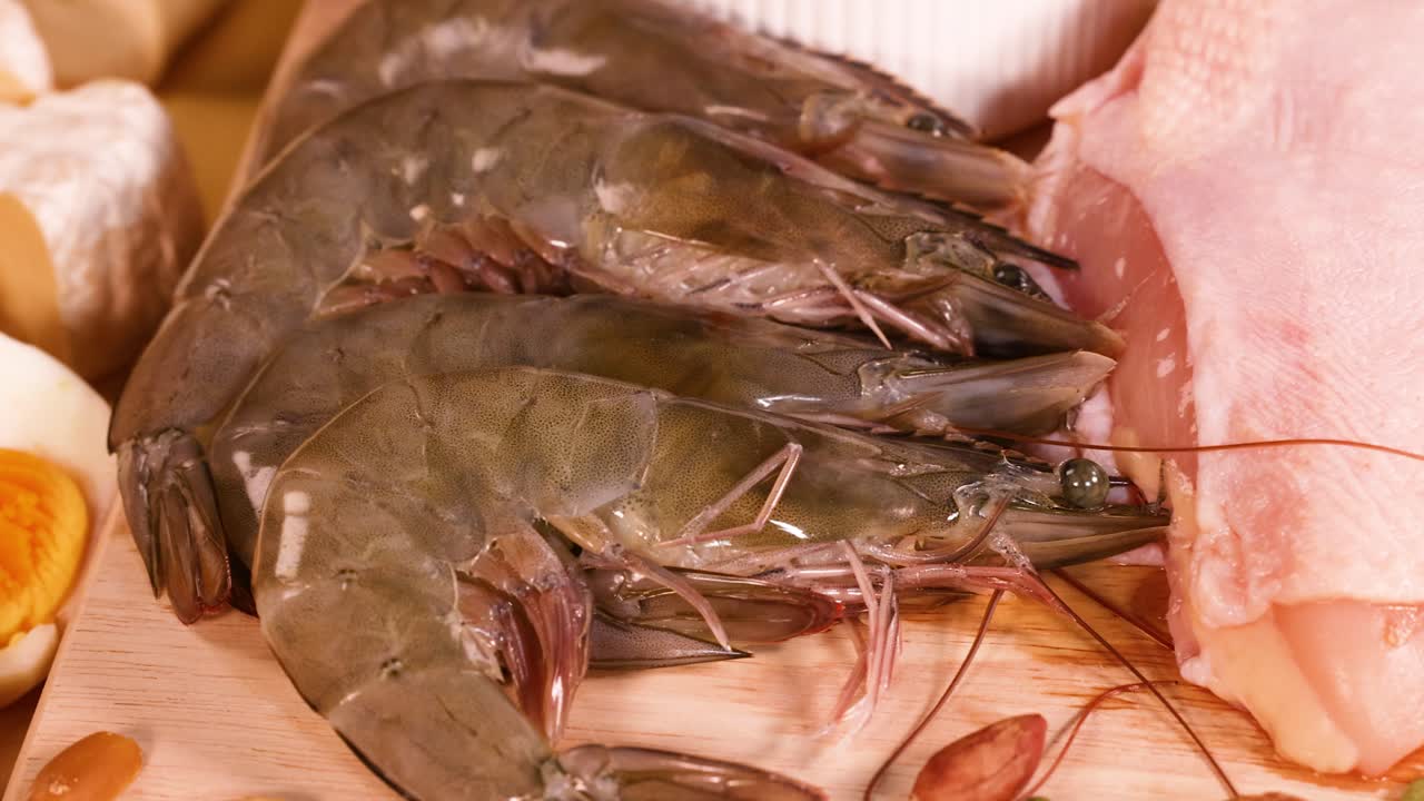 variedad de fuentes de proteínas dispuestas en una mesa