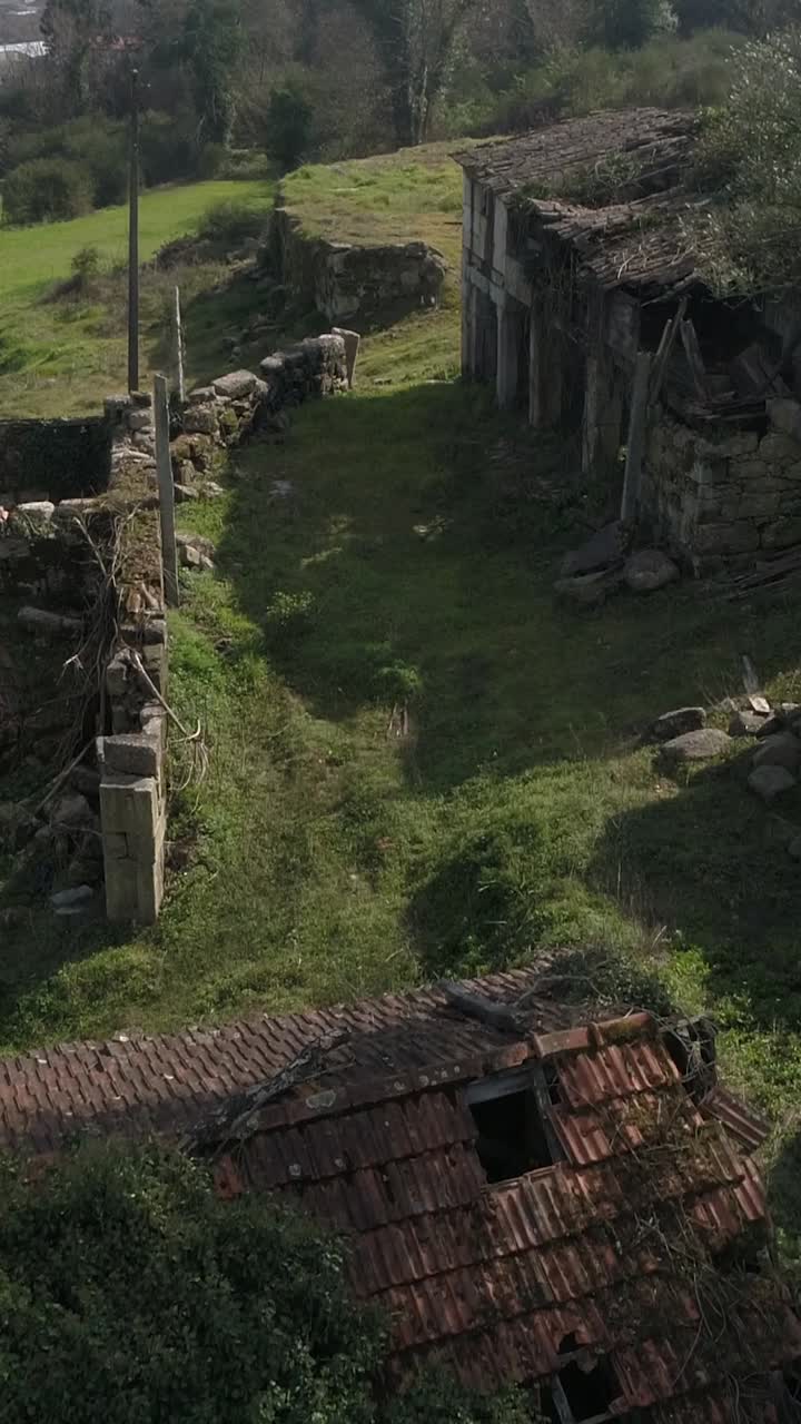Voo sobre casas abandonadas, vídeo vertical.