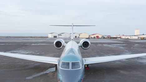 jet de negocios caro esperando en la pista para el próximo vuelo en el aeropuerto de islandia