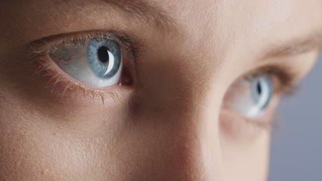 close-up-macro-eyes-blinking-light-reflecting-on-iris