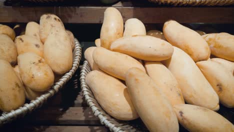 Schwenkkamera-über-Den-Obstregalstand-Im-Supermarkt-Mit-Vielen-Mangos-Am-Stand