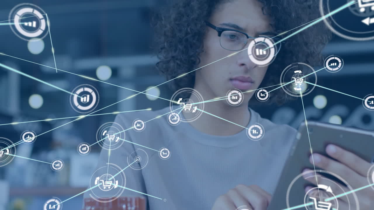 animación de la red de conexiones con iconos sobre empresario biracial usando tableta en la oficina